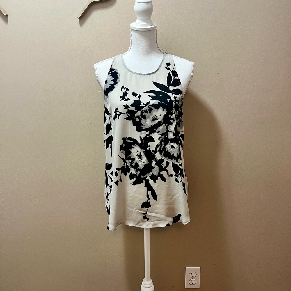 Violet + Claire Black and Ivory Floral Sleeveless Top Size Medium